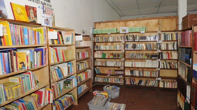 Image d'une biblioth&egrave;que remplie de livres 
